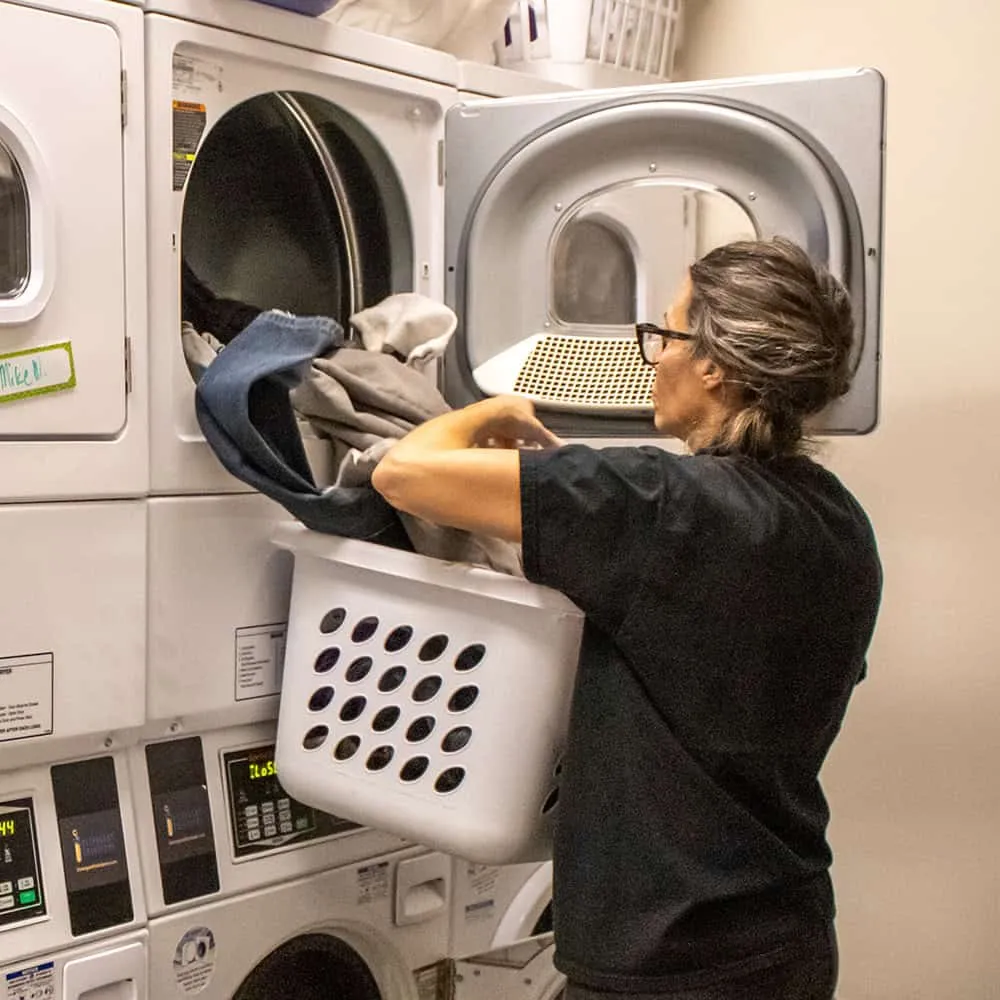 voluntario de lavandería en el centro de día